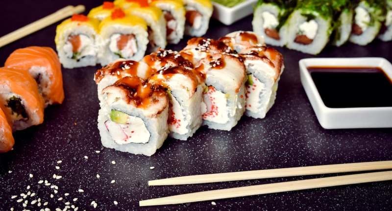 Sushi yaponcadan tərcümədə "çiy balıq" deməkdir.