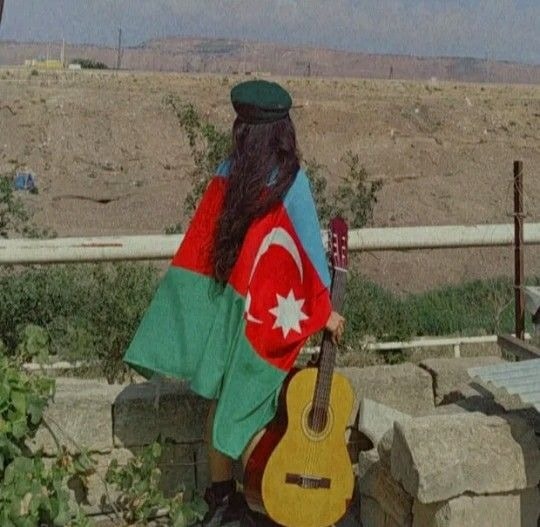Azərbaycan bayrağına bürünmüş qız profil şəkli