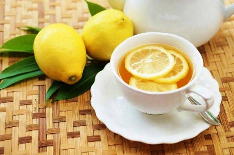 kəsilmiş limon və çay