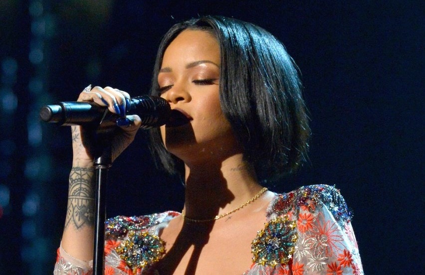 Rihanna musiqi oxuyur