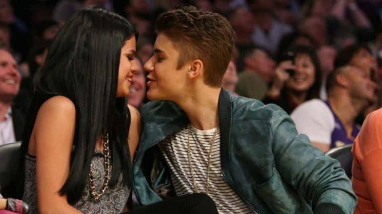Selena Gomez və Jastin Bieber öpüşmə